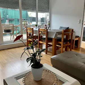 Dachgeschosswohnung Mit Kostenlosem Parkplatz Und Internet! Appartement