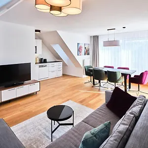 Myfavorit - Spacious Next To Puplic Transport U1 Direct Connection To Citycenter شقة
